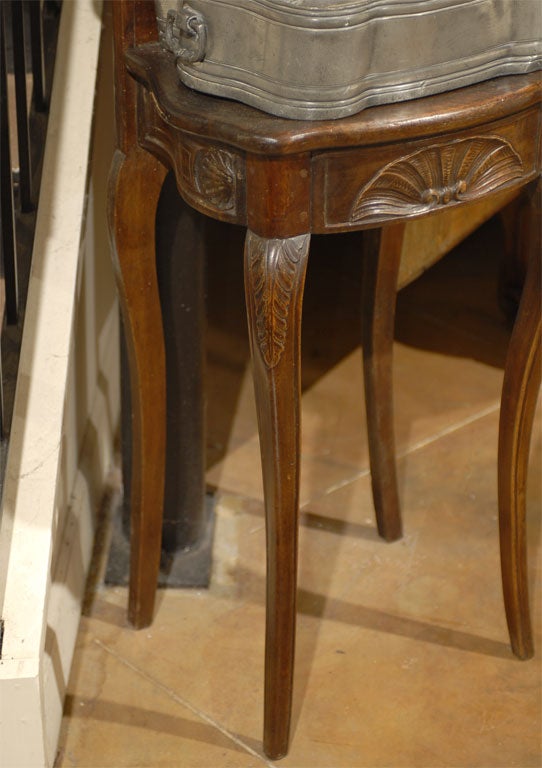 French 18th Century Louis XV Period Pewter Lavabo Mounted on Walnut Stand For Sale 5