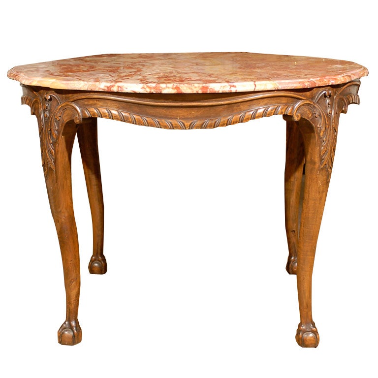 Table centrale française du 19ème siècle en noyer sculpté avec marbre bigarré d'origine