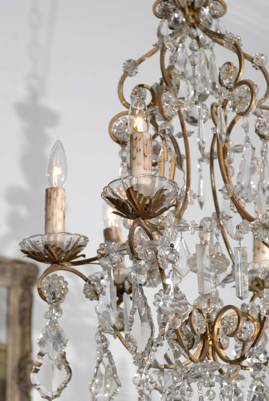 Italienischer Sechs-Licht-Kristallkronleuchter im Rokoko-Stil des italienischen Rokoko der 1890er Jahre mit vergoldeter Metallarmatur (Vergoldet) im Angebot