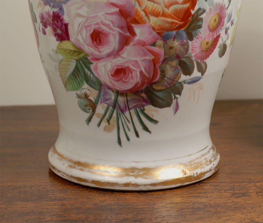 Français Vase en porcelaine Napoléon III du 19e siècle peint à la main avec décor floral en vente