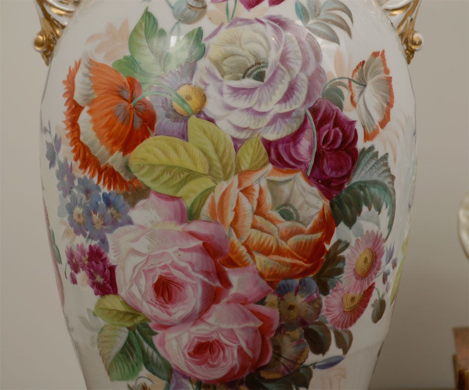 Doré Vase en porcelaine Napoléon III du 19e siècle peint à la main avec décor floral en vente