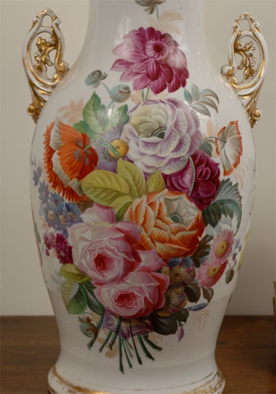 XIXe siècle Vase en porcelaine Napoléon III du 19e siècle peint à la main avec décor floral en vente