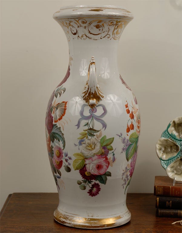 Porcelaine Vase en porcelaine Napoléon III du 19e siècle peint à la main avec décor floral en vente