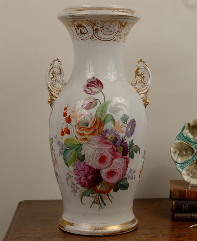 Vase en porcelaine Napoléon III du 19e siècle peint à la main avec décor floral en vente 1