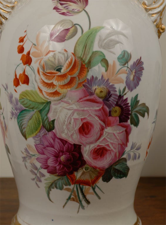 Vase en porcelaine Napoléon III du 19e siècle peint à la main avec décor floral en vente 2