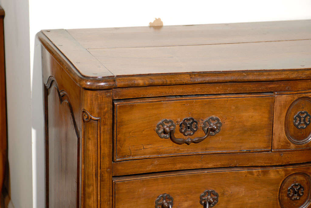 French Louis XV Period 18th Century Walnut Four-Drawer Commode with Star Motif (Französisch)