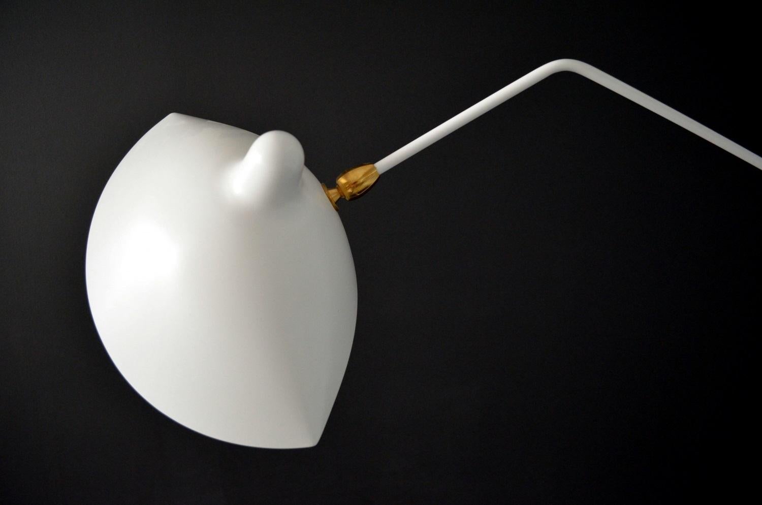 Serge Mouille – Stehlampe mit 3 Armen in Weiß (Gemalt) im Angebot