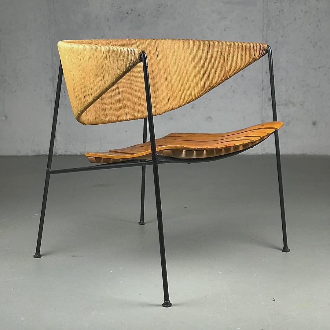 An exceptional example of museum-quality American modern design; 1950s lounge chair by Arthur Umanoff, manufactured by Shaver Howard and distributed Raymor. Made of iron, paper-cord and wood.
Minor wear on the original wood slats. Patina and slight