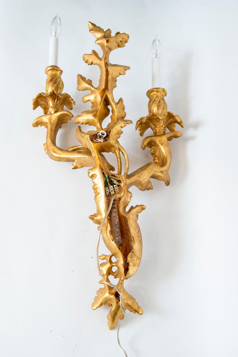 Pareja de candelabros dorados de dos luces estilo Luis XV en venta 1