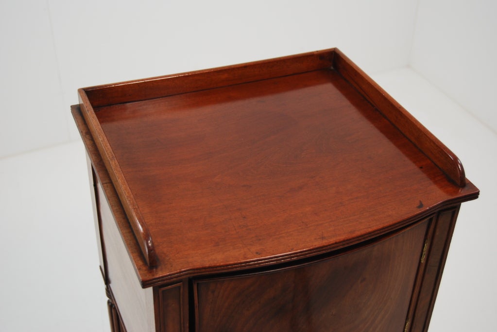 Georgian Mahogany Bow Fronted Bedside Cupboard In Good Condition In Vancouver, BC
