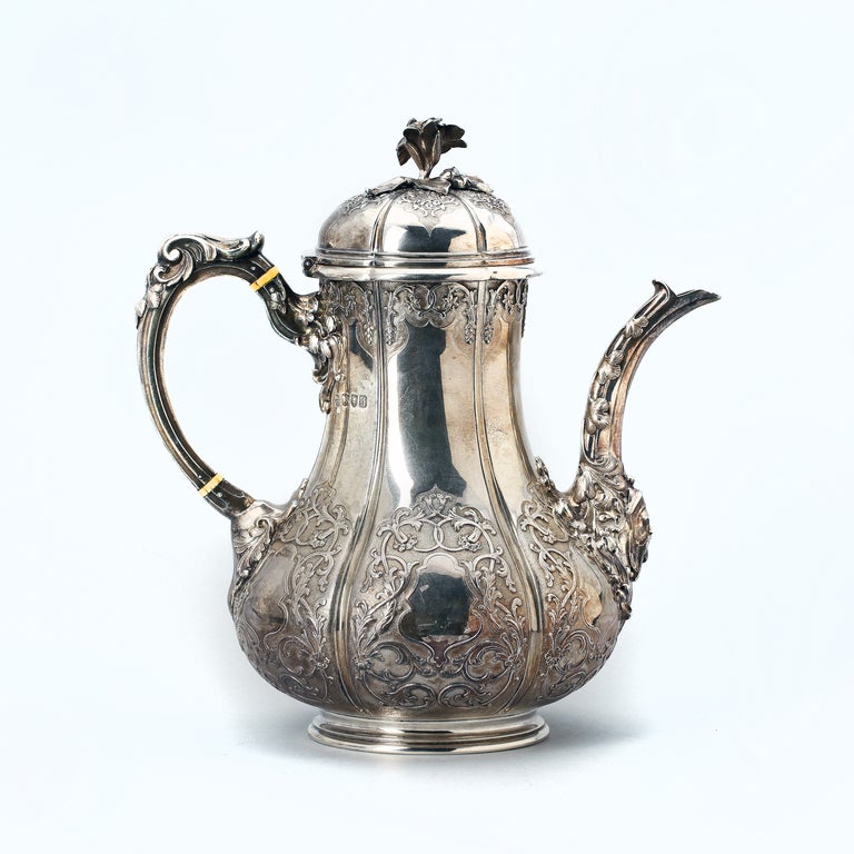 Very nice decorated silver hand crafted coffeepot.
From R.S. Garrdard & Co, The Crown Jewelers Of Regent Street London.
Excellent Condition.
Stamped about 1899.

24 cm High.

