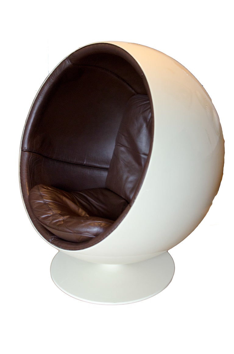 Rare 1st edition Ball chair.
Made by Asko, Finland.
Designed by Eero Aarnio in 1963.
Today they are made by Adelta.
Beige shell & brown leather upholstery.

This one has the Rare Red Ericsson phone inside.
There are only few made with this
