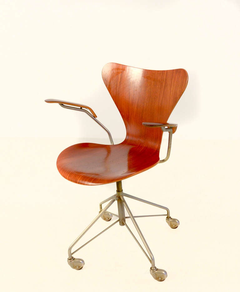Teak seat and armrests.
Swivel, height adjustable, four-star, chromed steel foot on casters.
Early model, 1967. 
Produced by Fritz Hansen.
Good used condition.