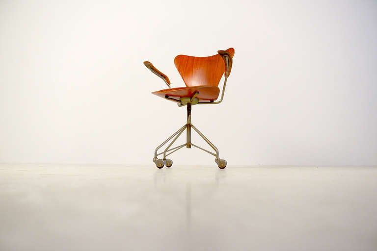 Mid-20th Century Rare Arne Jacobsen Series 7 Office Chair, Model 3217 with Armrests For Sale
