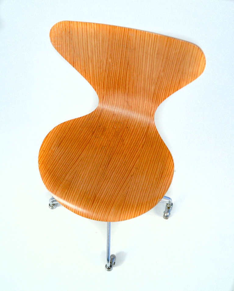 Arne Jacobsen Sevener Swivel Chair Model 3117 by Fritz Hansen In Good Condition In Sittard, NL