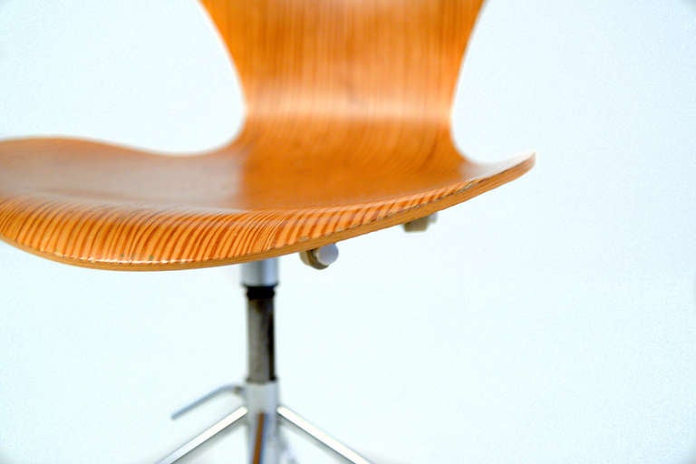 Danish Arne Jacobsen Sevener Swivel Chair Model 3117 by Fritz Hansen