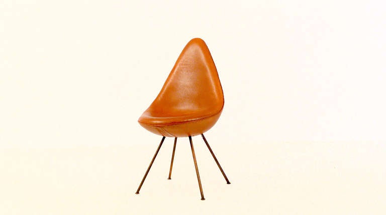 Leather Rare Drop Chair Made by Arne Jacobsen for the SAS Hotel in Copenhagen For Sale