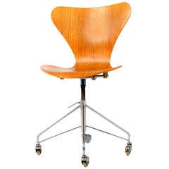 Arne Jacobsen Sevener Swivel Chair Model 3117 by Fritz Hansen