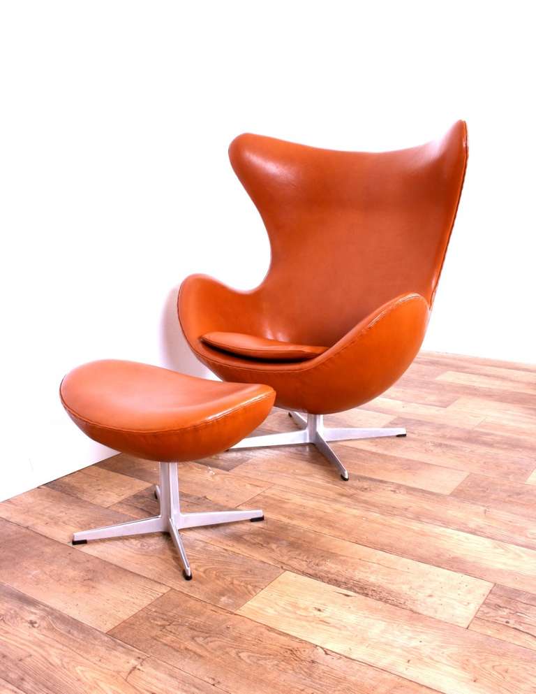 Beautiful cognac egg chair & ottoman.<br />
Designed by Arne Jacobsen for Fritz Hansen.<br />
<br />
Old base and frame but recently re-upholstered in the bet quality cognac leather.<br />
Chair has already a bit patina !<br />
<br />
The chair is