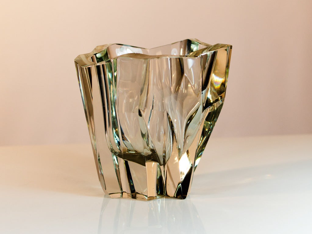 Rare iceberg vase, 3825.
Designed by Tapio Wirkkala fir Iitalla, Finland.
This one is marked and dated 8-9-1966.
Very beautifull and heave vase.
Very thick glass.

Height, about 20 cm.