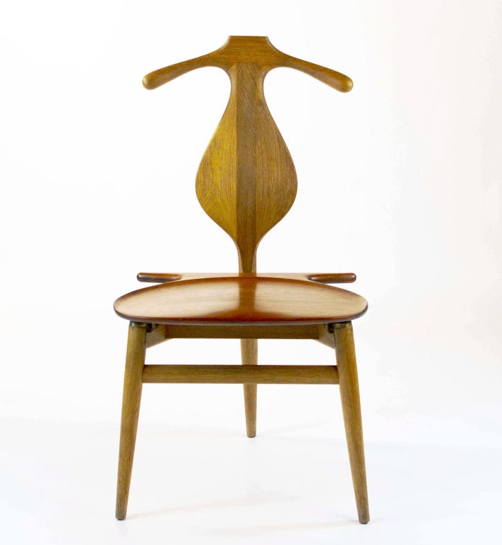 Rare 1 st edition Hans Wegner Valet chair, JH-540.
Designed in 1953 for Johannes Hansen.
Used for hanging jackets and trousers, watches & jewelry can be placed in the chair.

Stamped with the Johannes Hansen sign.
Hard to find edition with Oak