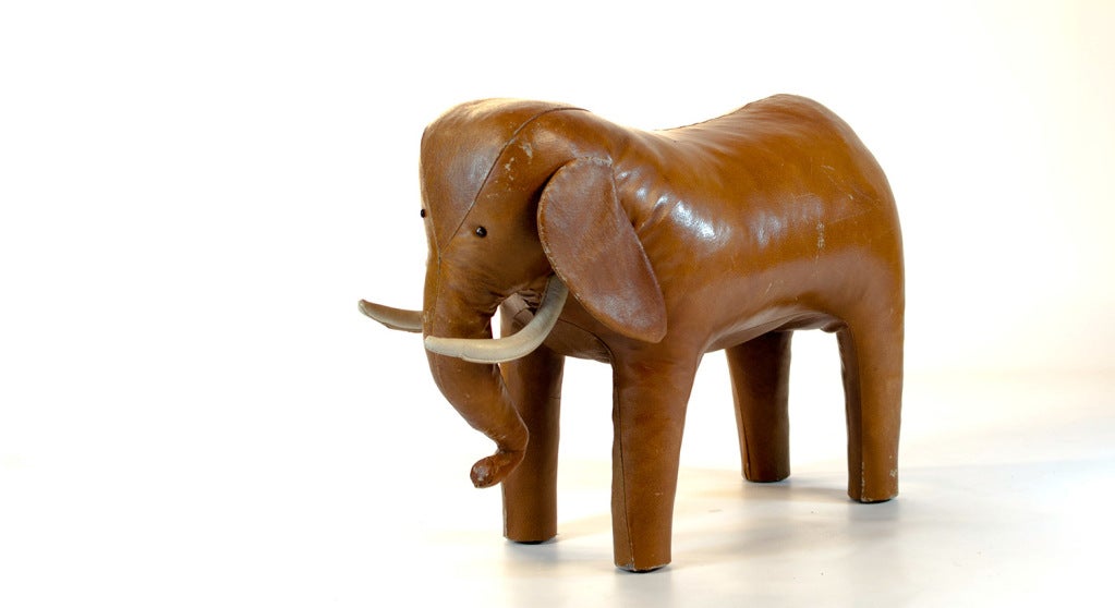 Big leather elephant, about 1940/1950.
Probably Abrcrombie & Fitch.
Good used condition with a bit of wear but nothing serious.

Can be used as a toy or as a footstool or just use it as decorative item.

73 cm Long !