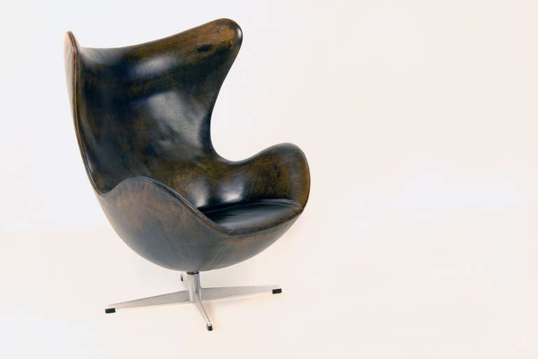 Beautiful 1st edition dark brown egg chair .
1st edition is without sitting cushion and with thinner ears and arms !
Marked with the white FH paint stamp.
Designed by Arne Jacobsen for Fritz Hansen.
Old base and original leather with nice