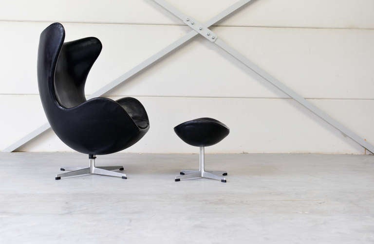 Beautiful black leather egg chair & ottoman.
Designed by Arne Jacobsen for Fritz Hansen.
Old base and original leather with nice patina.
Chair and ottoman have always been a pair.
The chair & ottoman is made in March 1963.