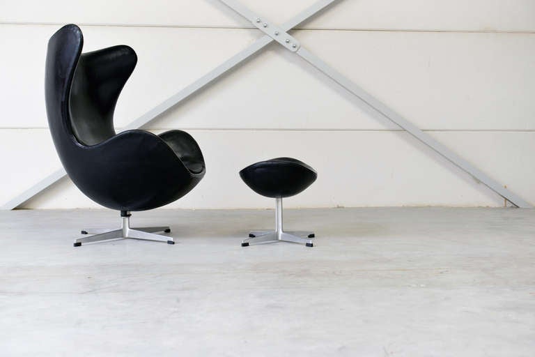 Scandinavian Modern 1963 Egg Chair and Ottoman, Arne Jacobsen, Fritz Hansen For Sale