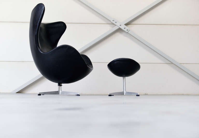 1963 Egg Chair and Ottoman, Arne Jacobsen, Fritz Hansen In Excellent Condition For Sale In Sittard, NL