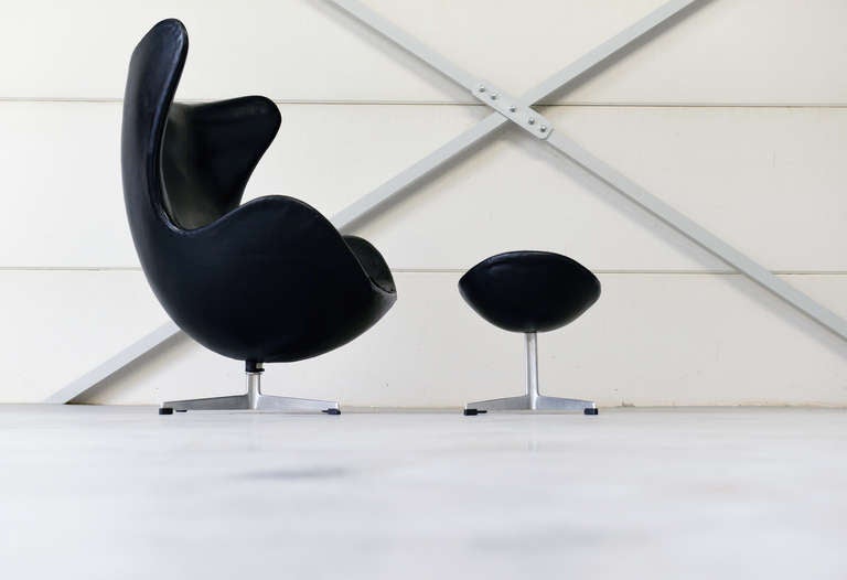 Mid-20th Century 1963 Egg Chair and Ottoman, Arne Jacobsen, Fritz Hansen For Sale
