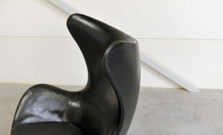 1963 Egg Chair and Ottoman, Arne Jacobsen, Fritz Hansen For Sale 1