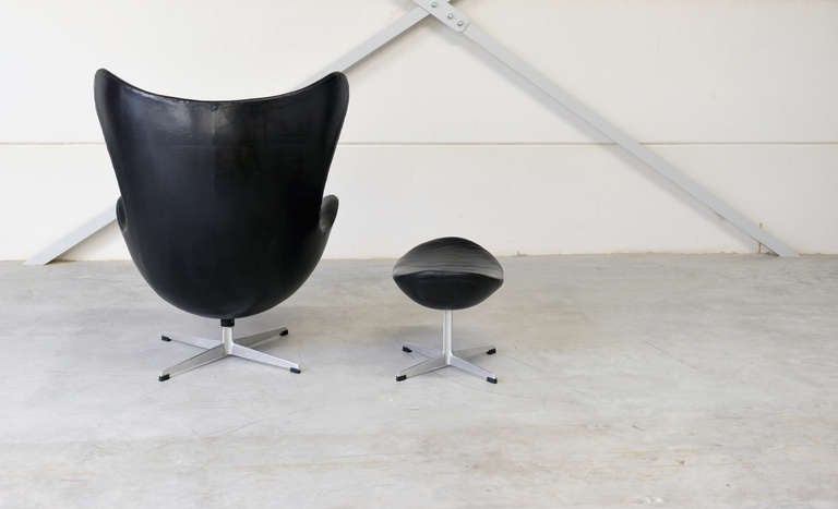 1963 Egg Chair and Ottoman, Arne Jacobsen, Fritz Hansen For Sale 2