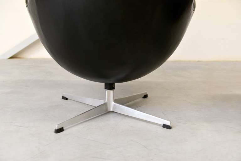 1963 Egg Chair and Ottoman, Arne Jacobsen, Fritz Hansen For Sale 3