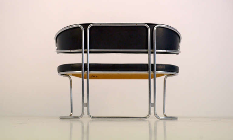 Grethe Jalk.
Two-seater sofa, metal frame.
Seat and back upholstered in black leather.
Designed in 1971, produced by Fritz Hansen
H. 73. W. 106 cm.
Only a very short period in production.