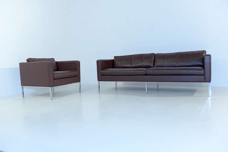 Beautiful Artifort lounge set called 905.
2,5 seater and lounge chair in brown reddish leather.

Very good condition and very comfortable.

Sofa L:_205 cm,  D:_79 cm,  H:_72 cm.

Chair L:_79 cm, D:_79 cm, H:_72 cm.