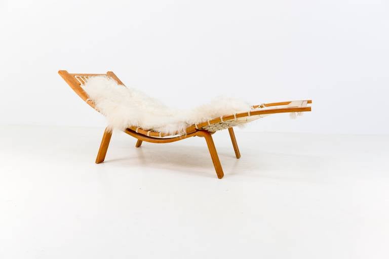 A rare Hans J. Wegner Hammock chaise longue. 
Beautiful patinated oak frame and original halyard with copper details. 
Designed by Hans J. Wegner, 1967 for Getama.

Dimensions: Height: 27.56 in. (70 cm).
Width: 28.74 in. (73 cm).
Depth: 6 ft.