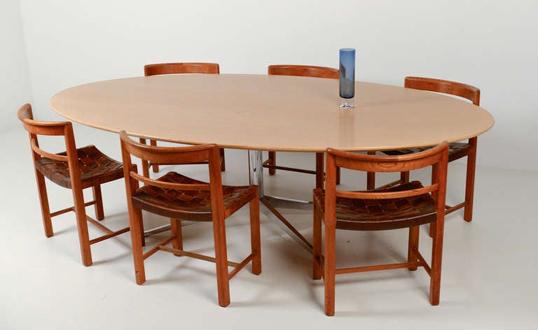 Mid-20th Century Big Florence Knoll dining table in Oak for Knoll International For Sale