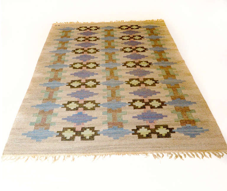 A Vintage Swedish Flat Weave rug  designed by Judith Johansson.(1916 - 1993).
Size 242 cm * 166 cm.
Judith Johansson founded her own studio with her husband in 1938.