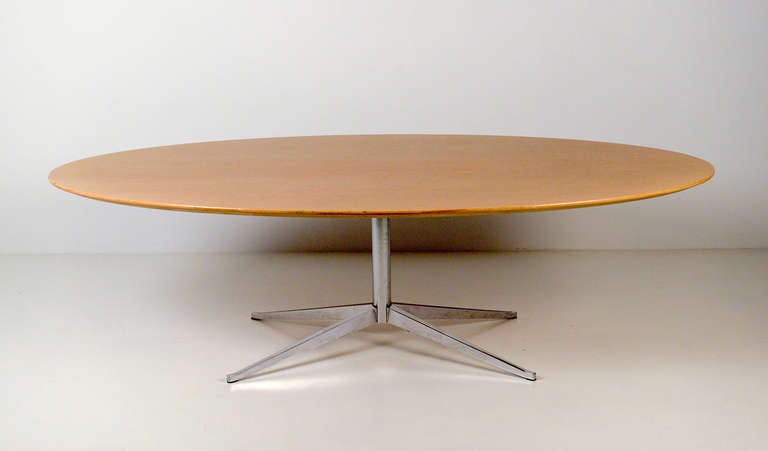 Dining table.
Designed by Florence knoll for Knoll international.

l: 242cm w: 136 cm h: 71 cm.

Oak top.

Good original condition.