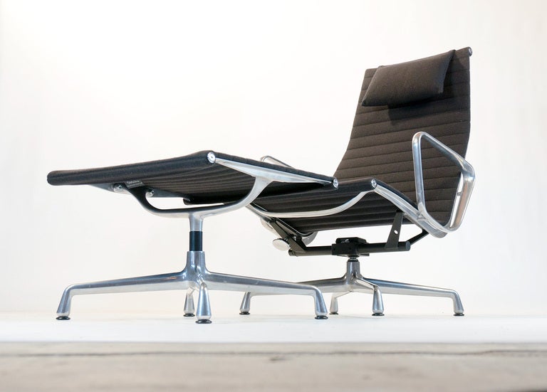 Very beautiful lounge chair by Charles Eames for Vitra.
Black hopsack fabric and polished aluminium frame.
In very good condition.
Chair was made in 2004.