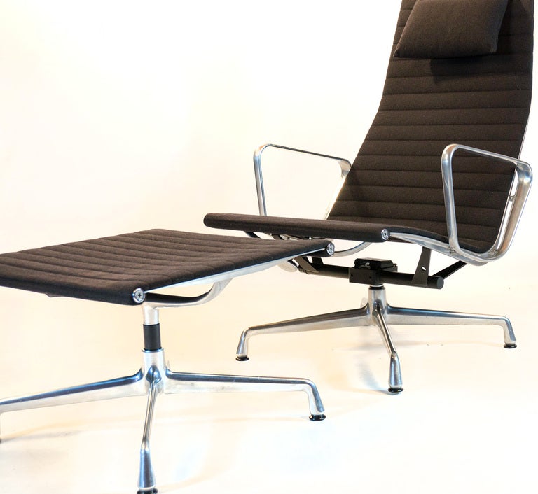 Vitra EA124 & EA125 lounge chair by Charles Eames. In Excellent Condition In Sittard, NL