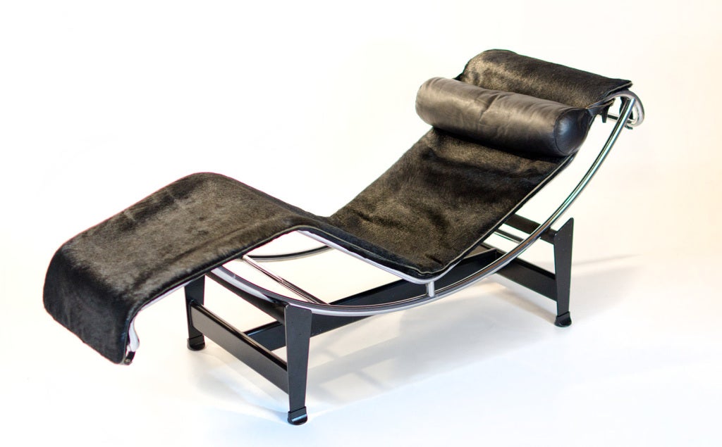 LC4 chaise in chrome and black pony skin.
Designed by Le Corbusier for Cassina , Italy.
Very good condition and very comfortable.