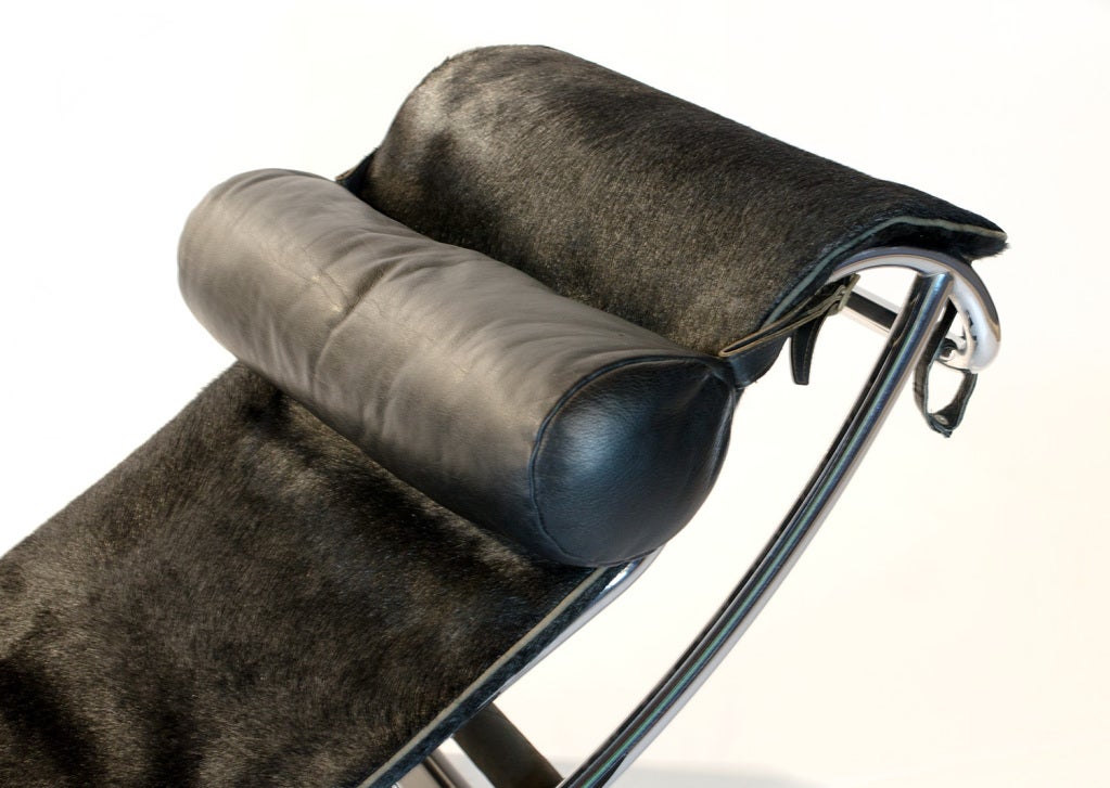 Le Corbusier LC4 in Pony skin made by Cassina Italy 3
