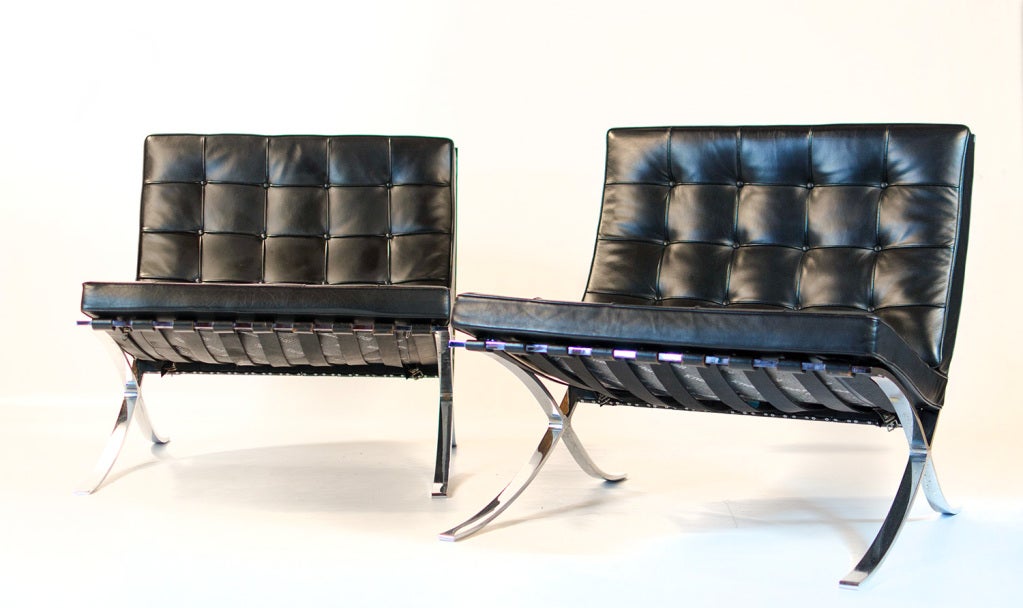 2 vintage black leather Knoll International Barcelona chairs.
Designed by Mies vd Rohe in 1928.

Good used condition with signs of wear.