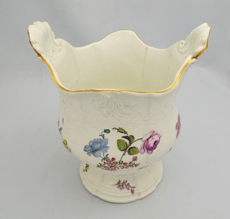 ‘Deutsche Blumen’ naturalistic flower arrangements and sprigs of different colours decorate this wine cooler. Meissen was founded in 1710 and was Europe’s first porcelain manufacturer. Augustus the Strong, Elector Prince of Saxony and King of Poland