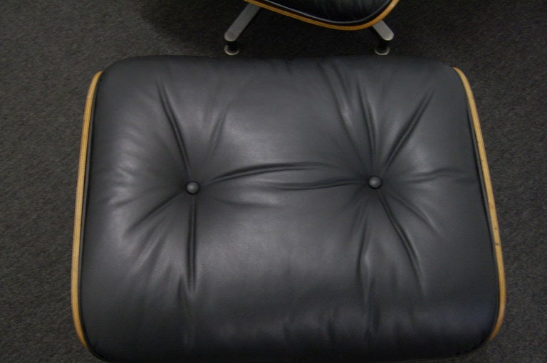 Mid-Century Modern 670 Lounge and 671 ottoman in rosewood by Charles and Ray Eames
