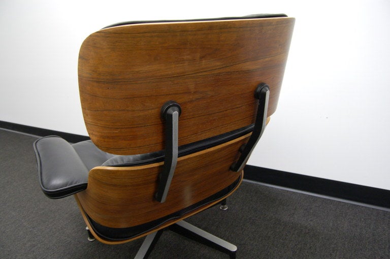 670 Lounge and 671 ottoman in rosewood by Charles and Ray Eames In Excellent Condition In Amsterdam, NL