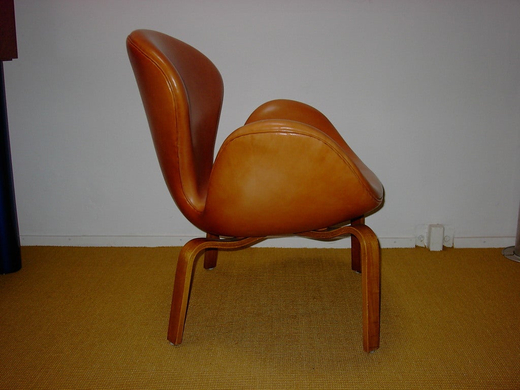 Scandinavian Modern Swan chair, model 4325 by Arne Jacobsen for Fritz Hansen