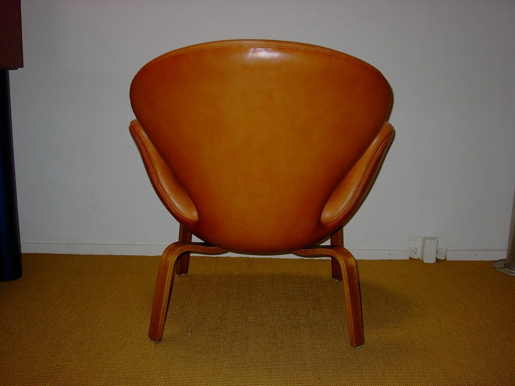 Danish Swan chair, model 4325 by Arne Jacobsen for Fritz Hansen